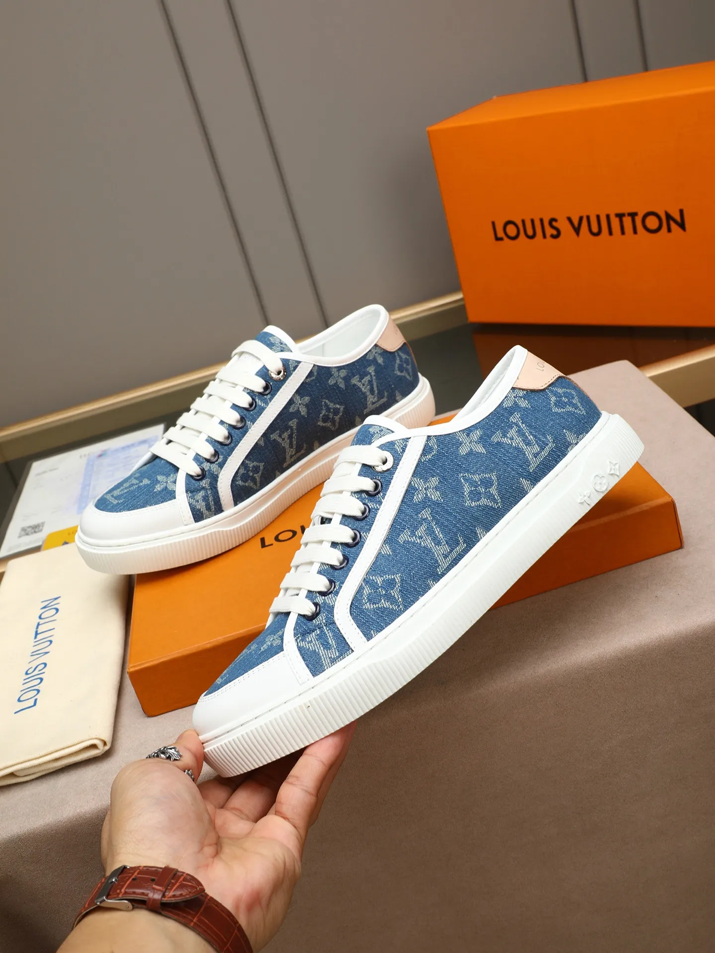 Men's Men's Shoes 💰440 𝐋𝐨𝐮𝐢𝐬 𝐕𝐮𝐢𝐭𝐭𝐨𝐧 𝟮𝟬𝟮𝟱/𝐬𝐬 Louis Vuitton's new spring and summer casual sports sneakers have a youthful atmosphere and are very youthful on the feet! Comfortable and light on the feet! The color is also very youthful! The upper is exclusively decorated with LV accessories! Make the whole shoe more flexible! The special electro-printed logo on the upper has a sense of design and is super recognizable! Beautiful and generous! ! It’s super easy to walk on! Specific denim surface material, sheepskin lining, original molded outsole Size: 38-44 (45 customized)